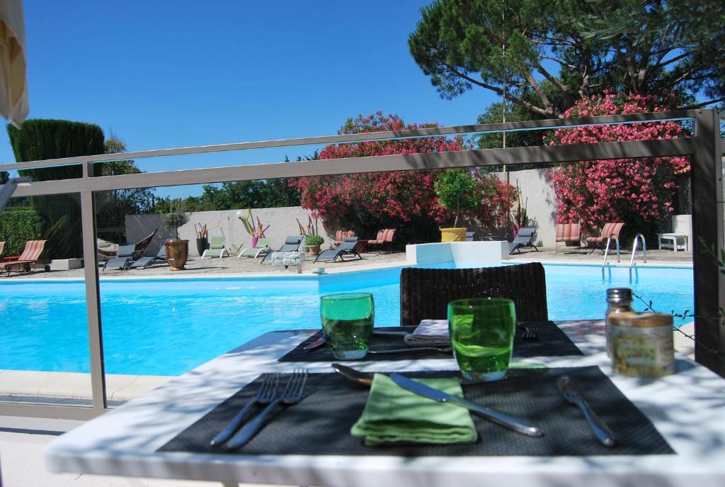 Logis Hotel Restaurant Les Aubuns Caissargues Εξωτερικό φωτογραφία
